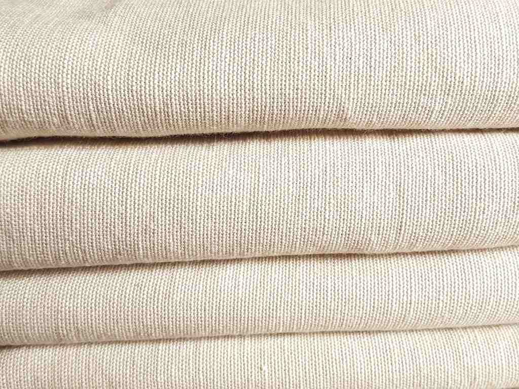 Comprar linho, tecidos de linho empilhados